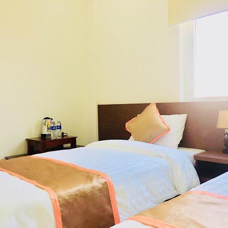 Hung Long Hostel Hue Bagian luar foto